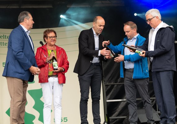 v.l.n.r. Hansj&ouml;rg Bathke (ZV WOM) Gisela Bertram (Rhein-Lahn), Volker Boch (ZV WOM), Mike Weiland (VG Loreley), Roger Lewentz (Innenminister) | &copy; Herbert Piel