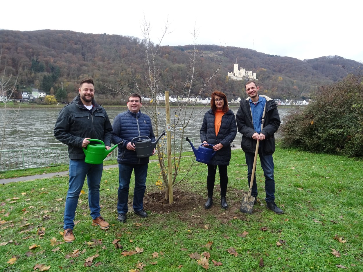 Foto: v.l.n.r.: Lennart Siefert (Oberbürgermeister Stadt Lahnstein), Zweckverbandsvorstand Jörg Denninghoff (Lanadrat Rhein-Lahn), Petra Bückner (Stadt Lahnstein), Nico Melchior (Zweckverband Welterbe Oberes Mittelrheintal) | © ZV Welterbe Foto: v.l.n.r.: Lennart Siefert (Oberbürgermeister Stadt Lahnstein), Zweckverbandsvorstand Jörg Denninghoff (Lanadrat Rhein-Lahn), Petra Bückner (Stadt Lahnstein), Nico Melchior (Zweckverband Welterbe Oberes Mittelrheintal) | © ZV Welterbe