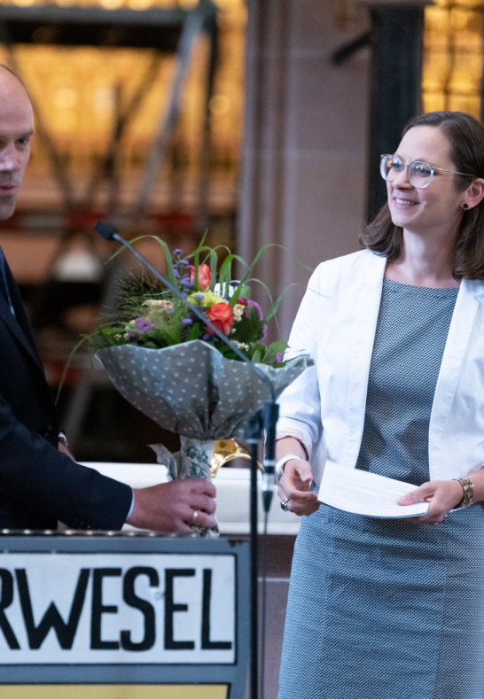 Volker Boch bedankt sich bei Nadya K&ouml;nig-Lehrmann f&uuml;r die Organisation und die Moderation des Festaktes | &copy; Herbert Piel