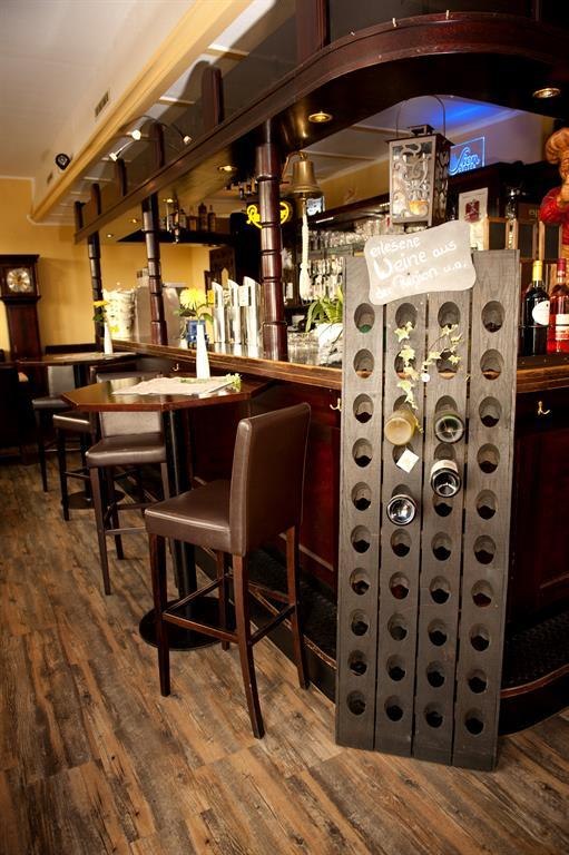 Neuiberts Gasthaus Lahnstein Gastraum Theke | &copy; Neuberts Gasthaus am Rhein